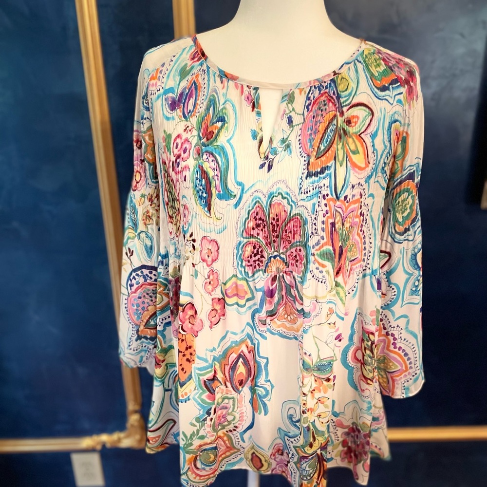 Light summer blouse very figure flattering size M